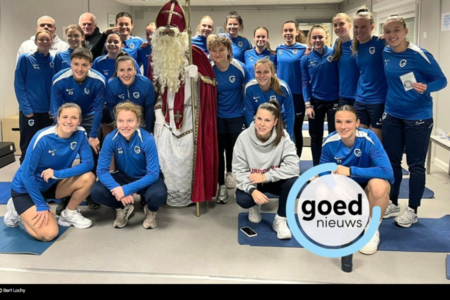 Blauw-wit feest: Sinterklaas verrast KRC Genk Ladies en haar jeugdspeelsters