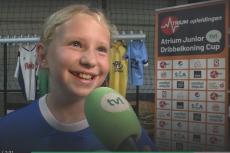 Dribbelkoning junior : Lieselotte Ruette doet een worp naar de titel